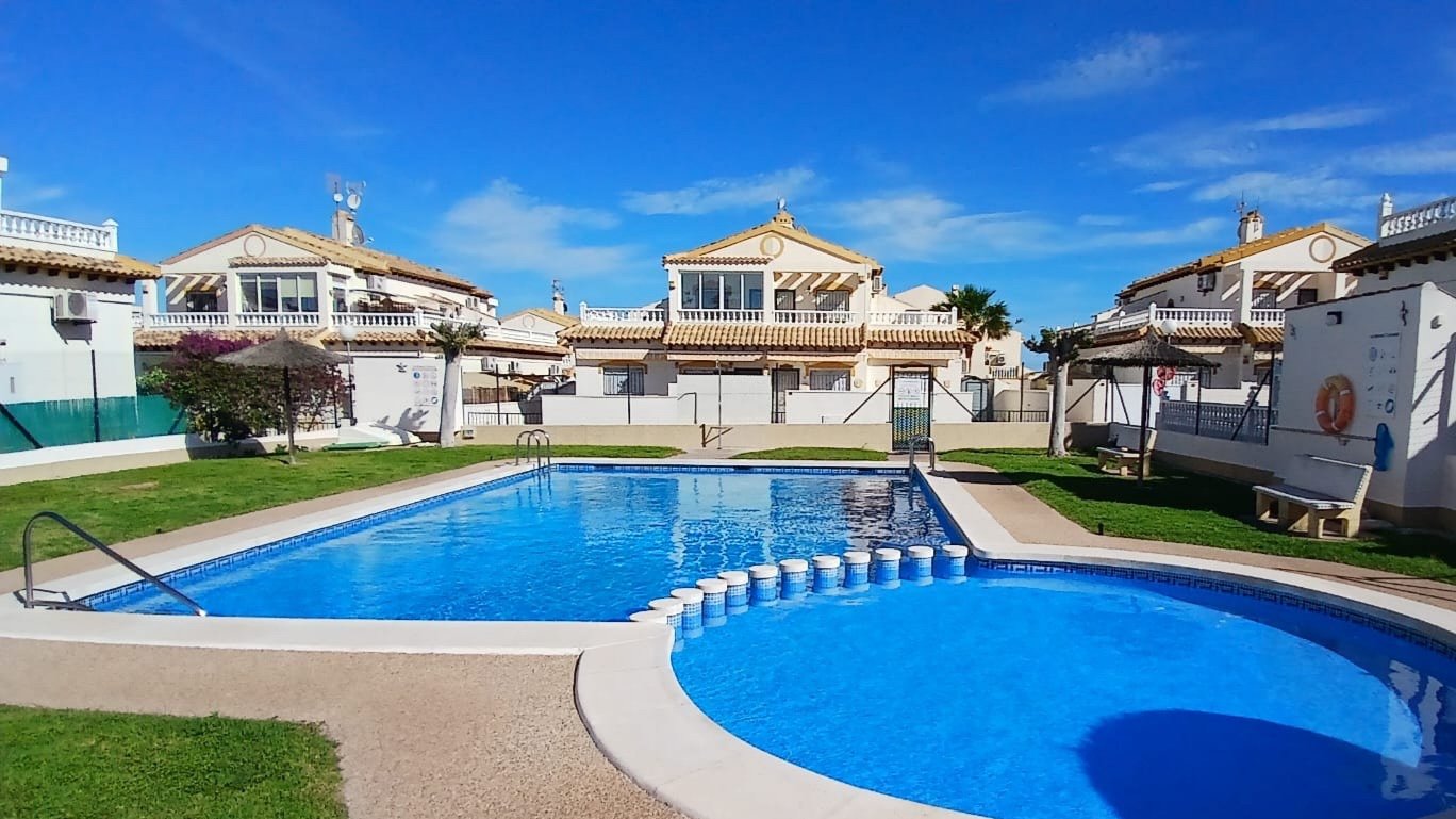  Dieses vollständig renovierte Reihenhaus mit zwei Etagen befindet sich in einer ruhigen Wohngegend zwischen Los Altos, La Florida und Punta Prima in 