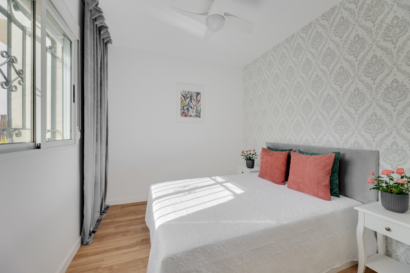  Dieses vollständig renovierte Reihenhaus mit zwei Etagen befindet sich in einer ruhigen Wohngegend zwischen Los Altos, La Florida und Punta Prima in 