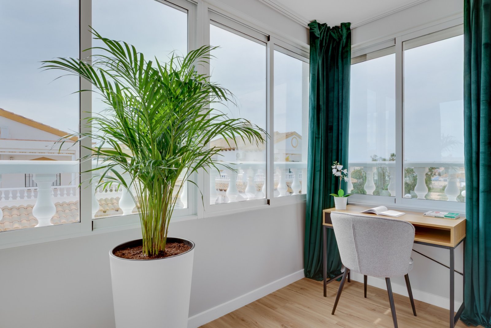  Dieses vollständig renovierte Reihenhaus mit zwei Etagen befindet sich in einer ruhigen Wohngegend zwischen Los Altos, La Florida und Punta Prima in 