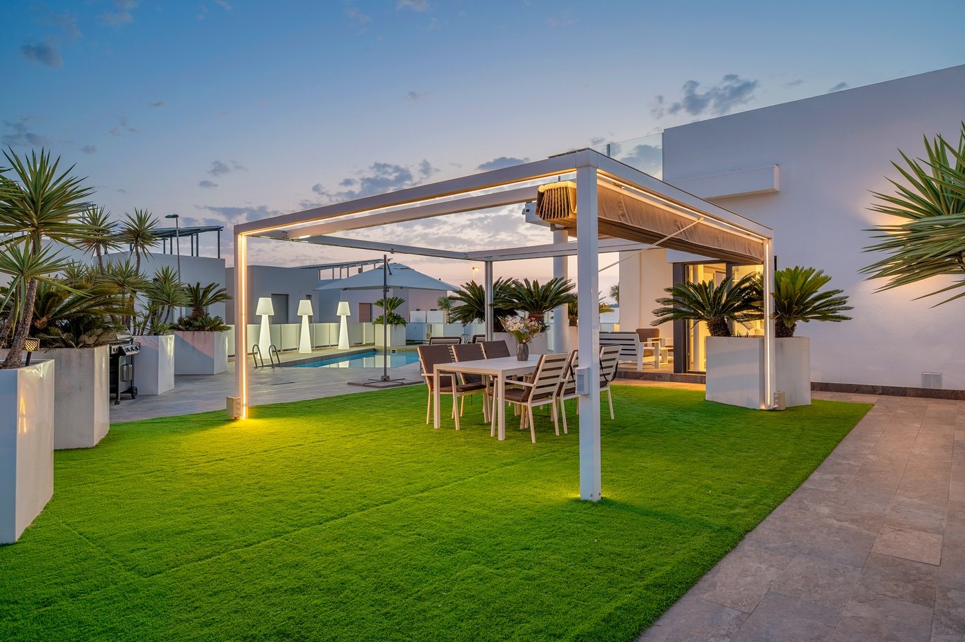 Diese moderne freistehende Villa wurde 2018 erbaut und befindet sich in Villamartín, Orihuela Costa. Mit einer bebauten Fläche von 113 m² auf einem g