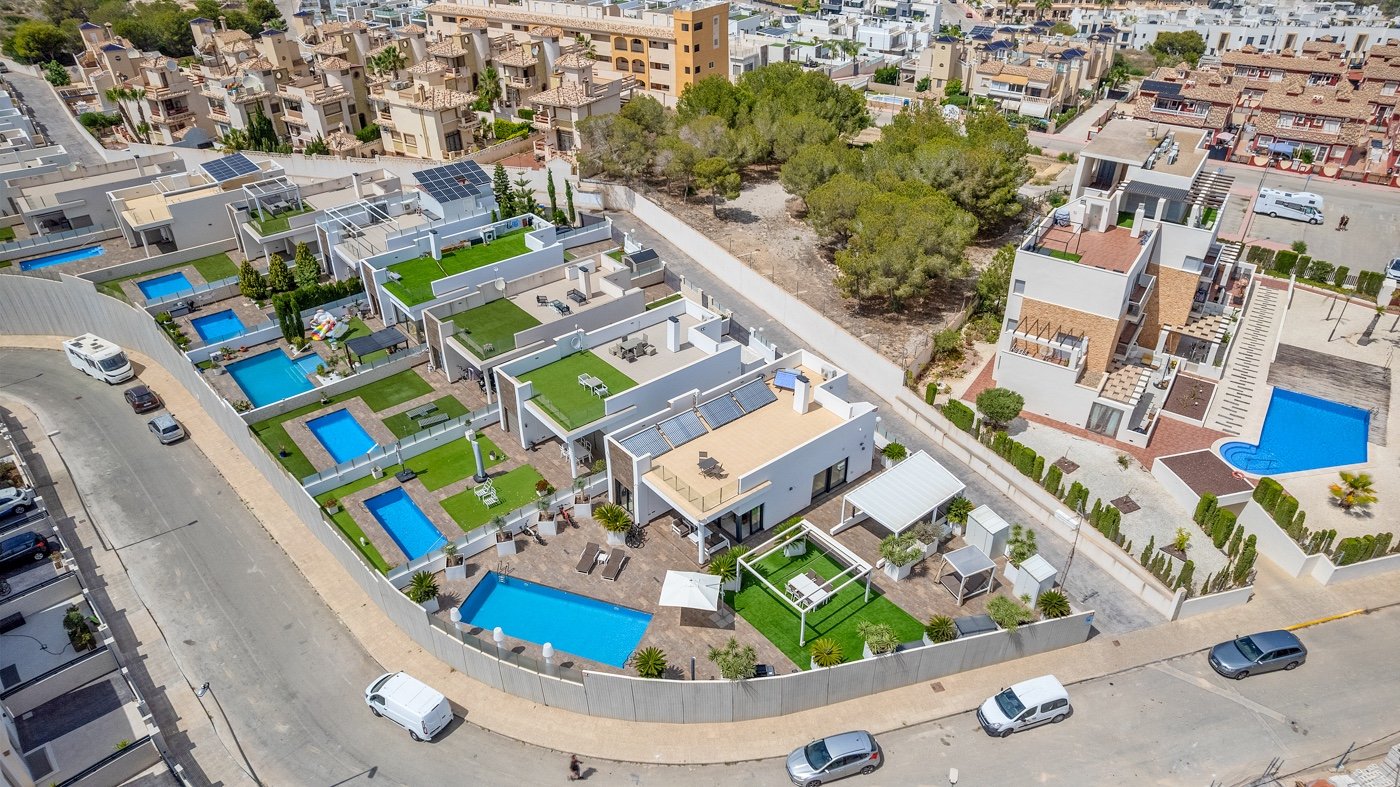 Diese moderne freistehende Villa wurde 2018 erbaut und befindet sich in Villamartín, Orihuela Costa. Mit einer bebauten Fläche von 113 m² auf einem g