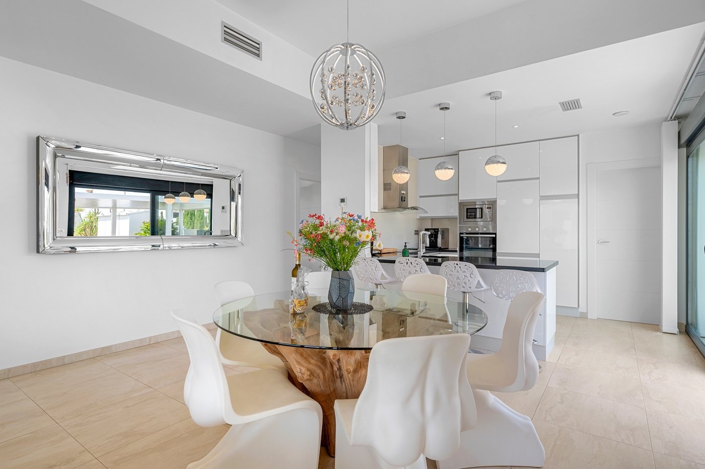 Diese moderne freistehende Villa wurde 2018 erbaut und befindet sich in Villamartín, Orihuela Costa. Mit einer bebauten Fläche von 113 m² auf einem g