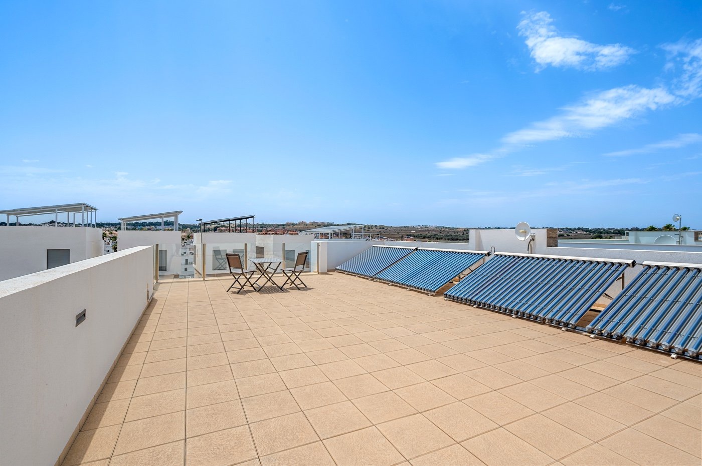 Diese moderne freistehende Villa wurde 2018 erbaut und befindet sich in Villamartín, Orihuela Costa. Mit einer bebauten Fläche von 113 m² auf einem g