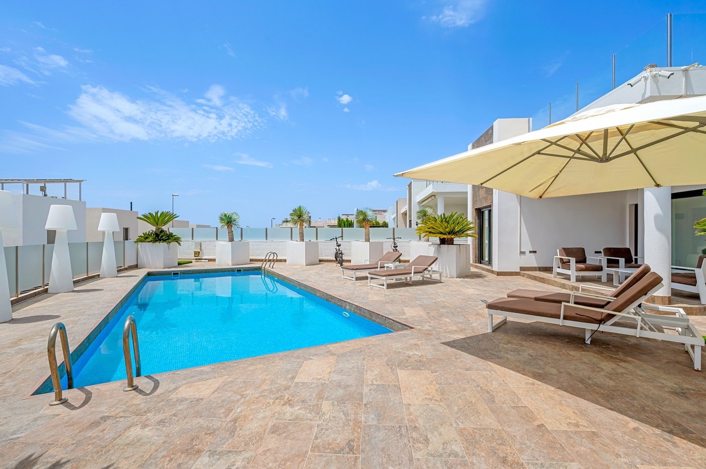 Diese moderne freistehende Villa wurde 2018 erbaut und befindet sich in Villamartín, Orihuela Costa. Mit einer bebauten Fläche von 113 m² auf einem g