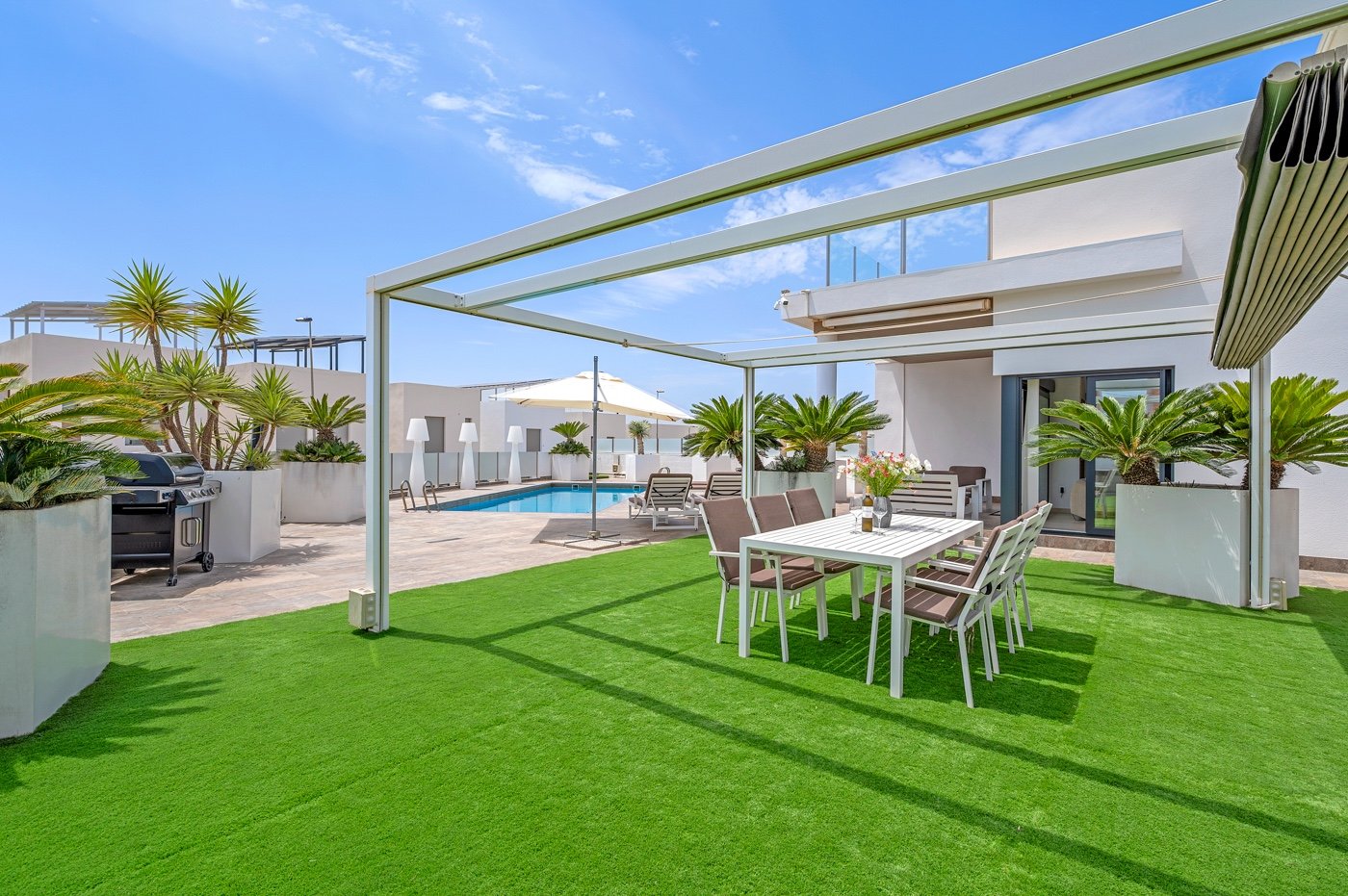 Diese moderne freistehende Villa wurde 2018 erbaut und befindet sich in Villamartín, Orihuela Costa. Mit einer bebauten Fläche von 113 m² auf einem g