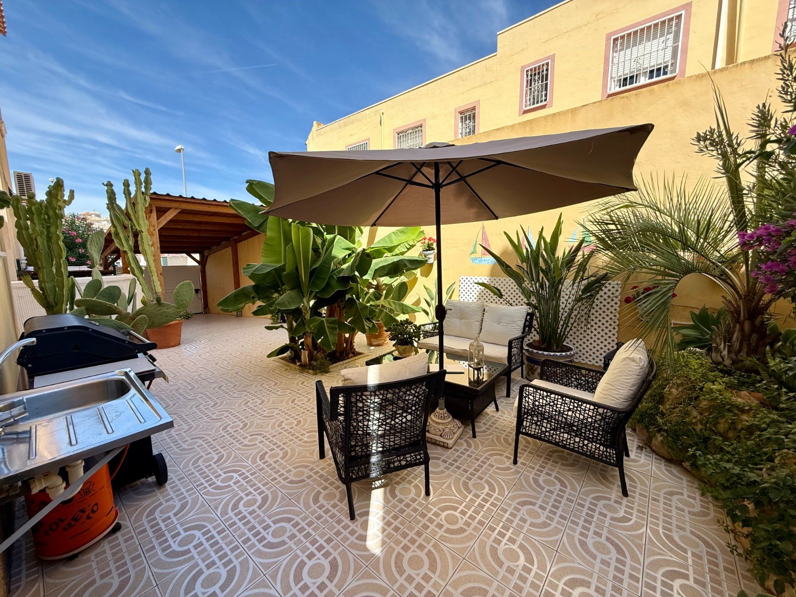 For sale: charming detached villa located in the Costa Dorada III residential complex, in the Las Filipinas area of Villamartín. The property offers