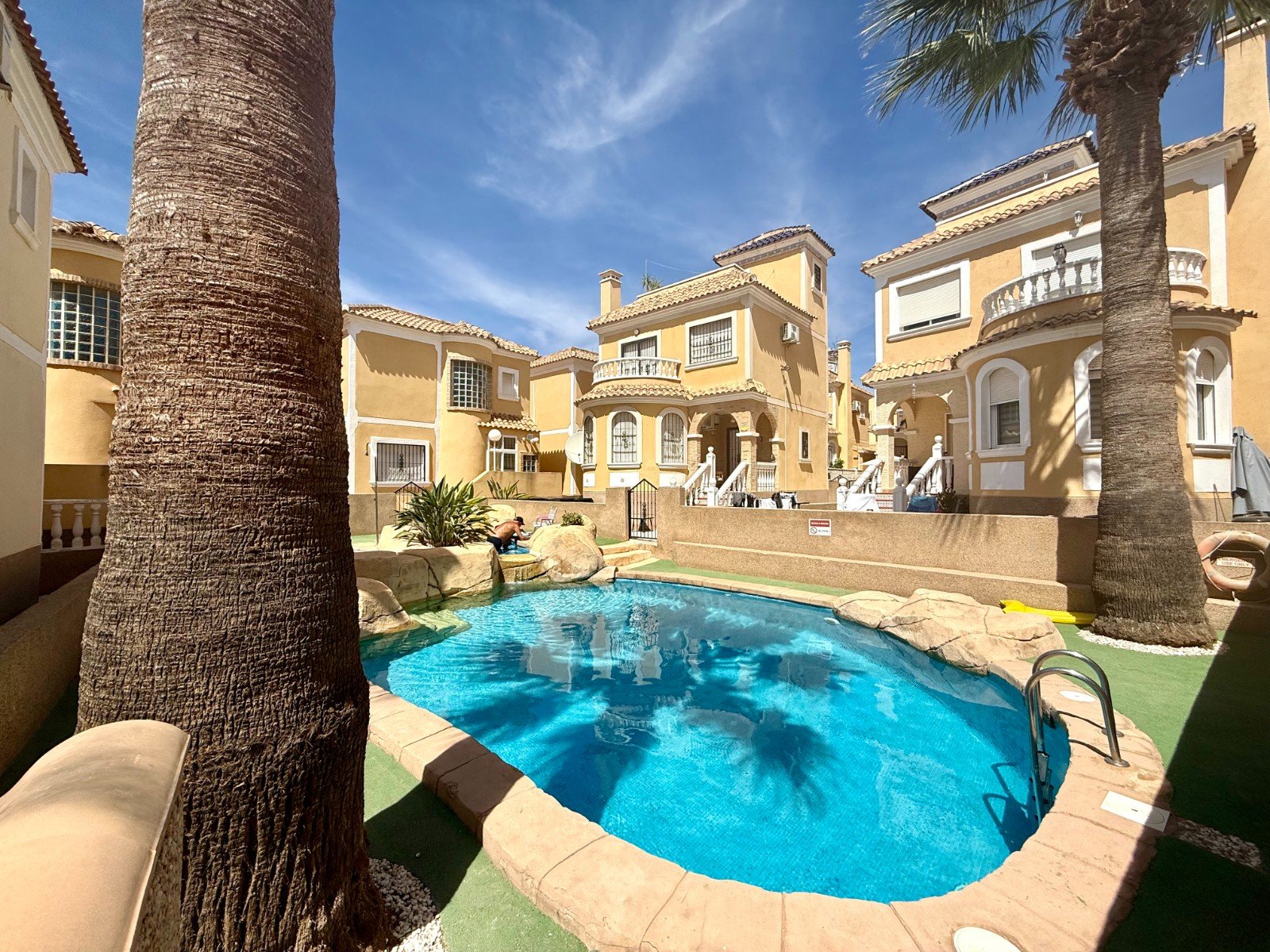 For sale: charming detached villa located in the Costa Dorada III residential complex, in the Las Filipinas area of Villamartín. The property offers
