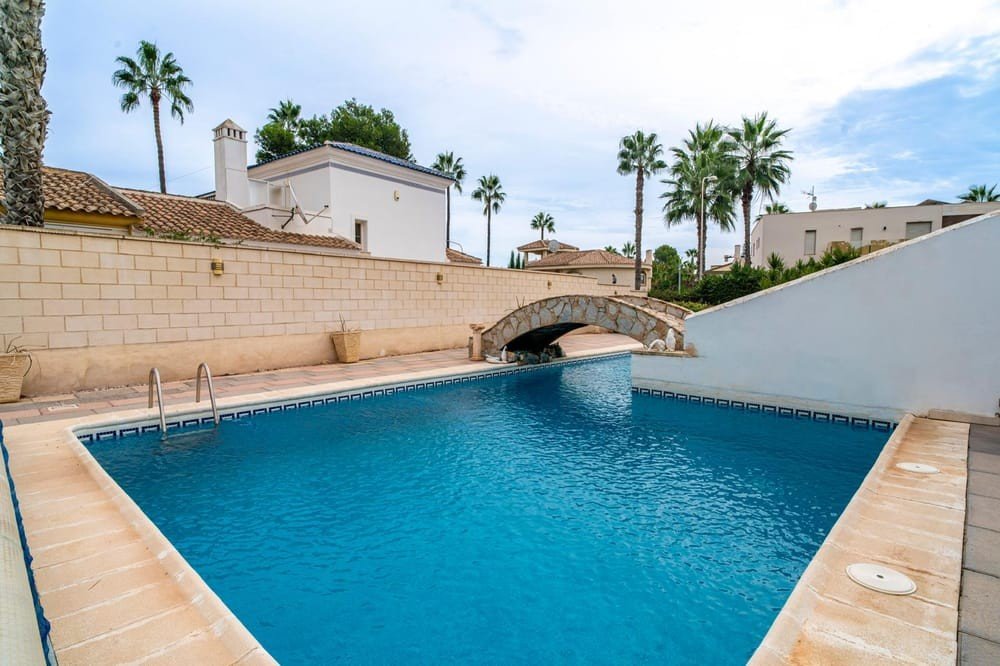 Detached villa on Villamartin Bungalow style villa on a plot of 1.185 m2 with outdoor eating area and large private pool The villa has a built surfa