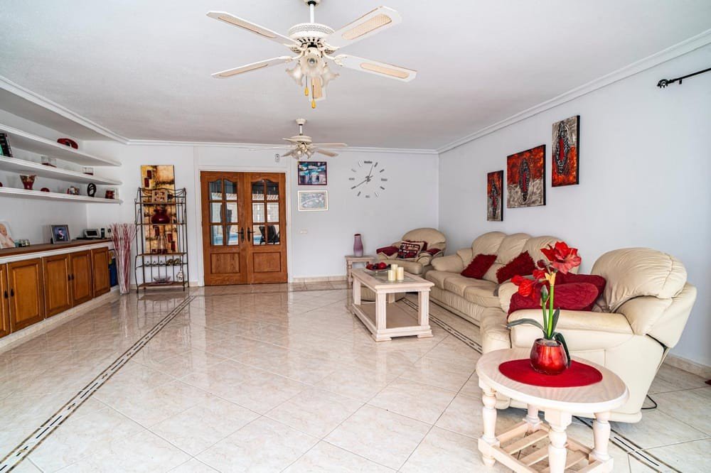 Detached villa on Villamartin Bungalow style villa on a plot of 1.185 m2 with outdoor eating area and large private pool The villa has a built surfa