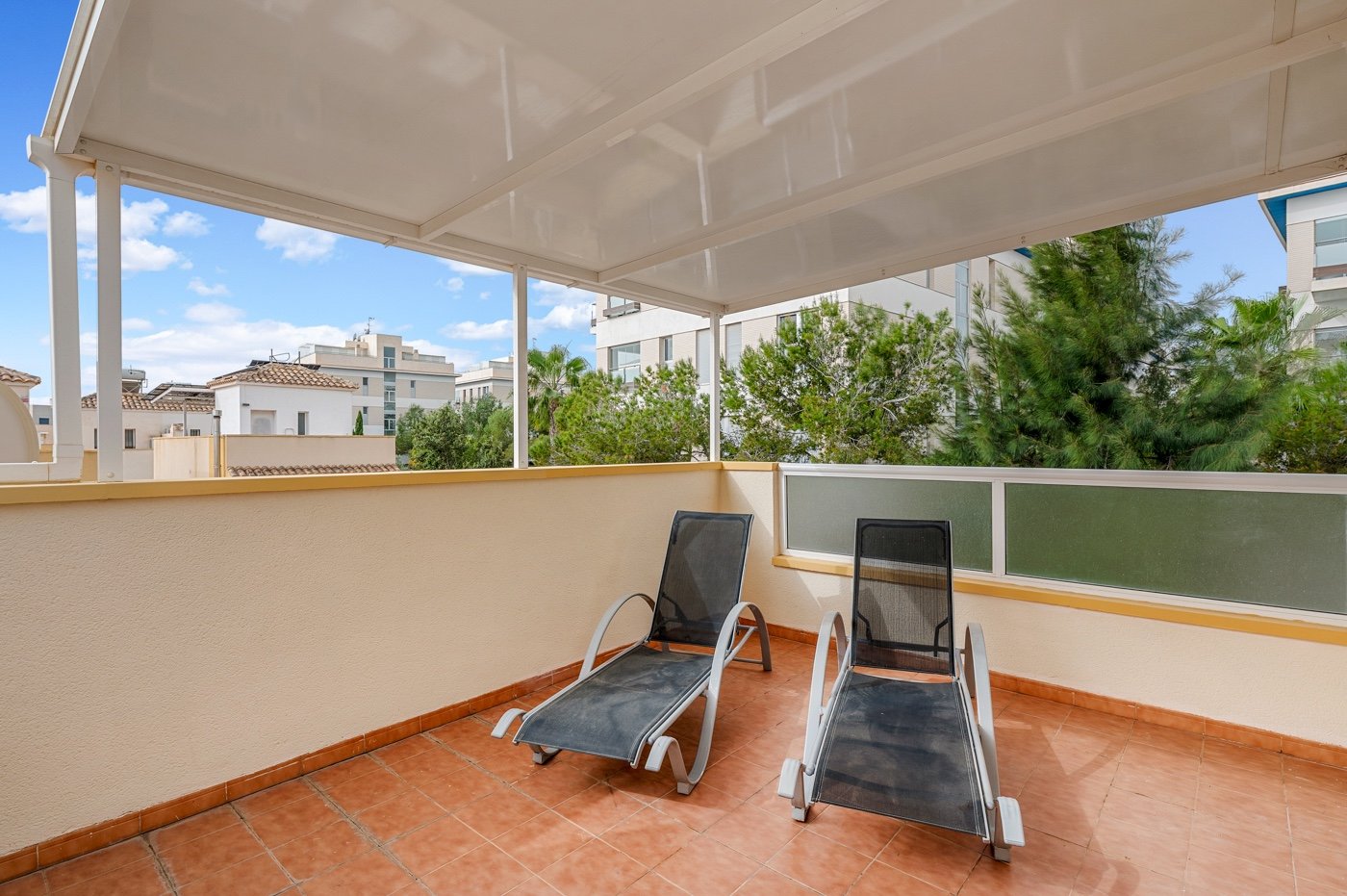 Dieses charmante, nach Süden ausgerichtete Eckreihenhaus befindet sich in der begehrten Gegend von Villamartín an der wunderschönen Costa Blanca und