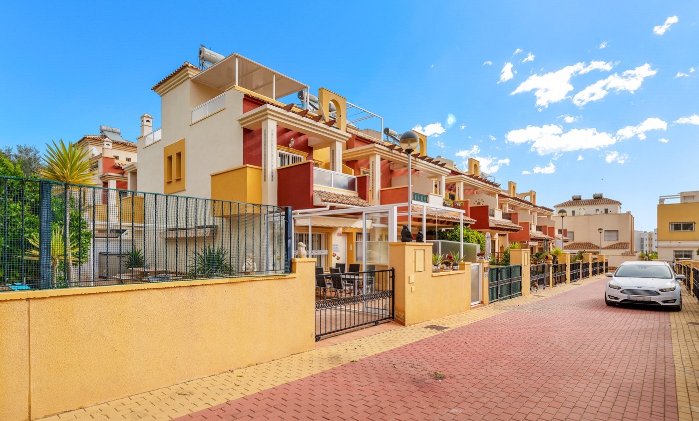Dieses charmante, nach Süden ausgerichtete Eckreihenhaus befindet sich in der begehrten Gegend von Villamartín an der wunderschönen Costa Blanca und
