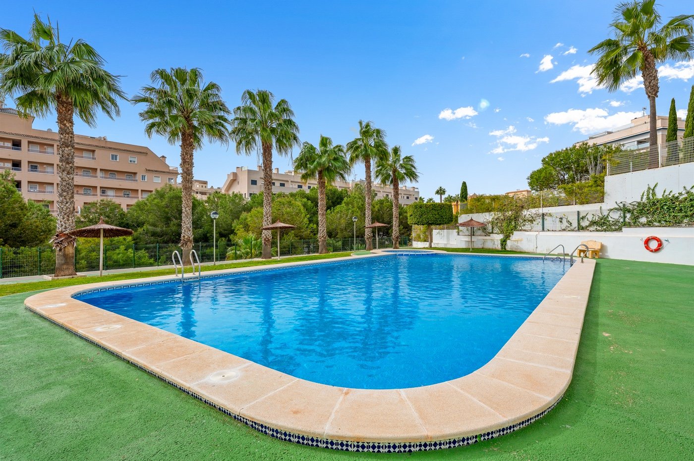 Dieses charmante, nach Süden ausgerichtete Eckreihenhaus befindet sich in der begehrten Gegend von Villamartín an der wunderschönen Costa Blanca und