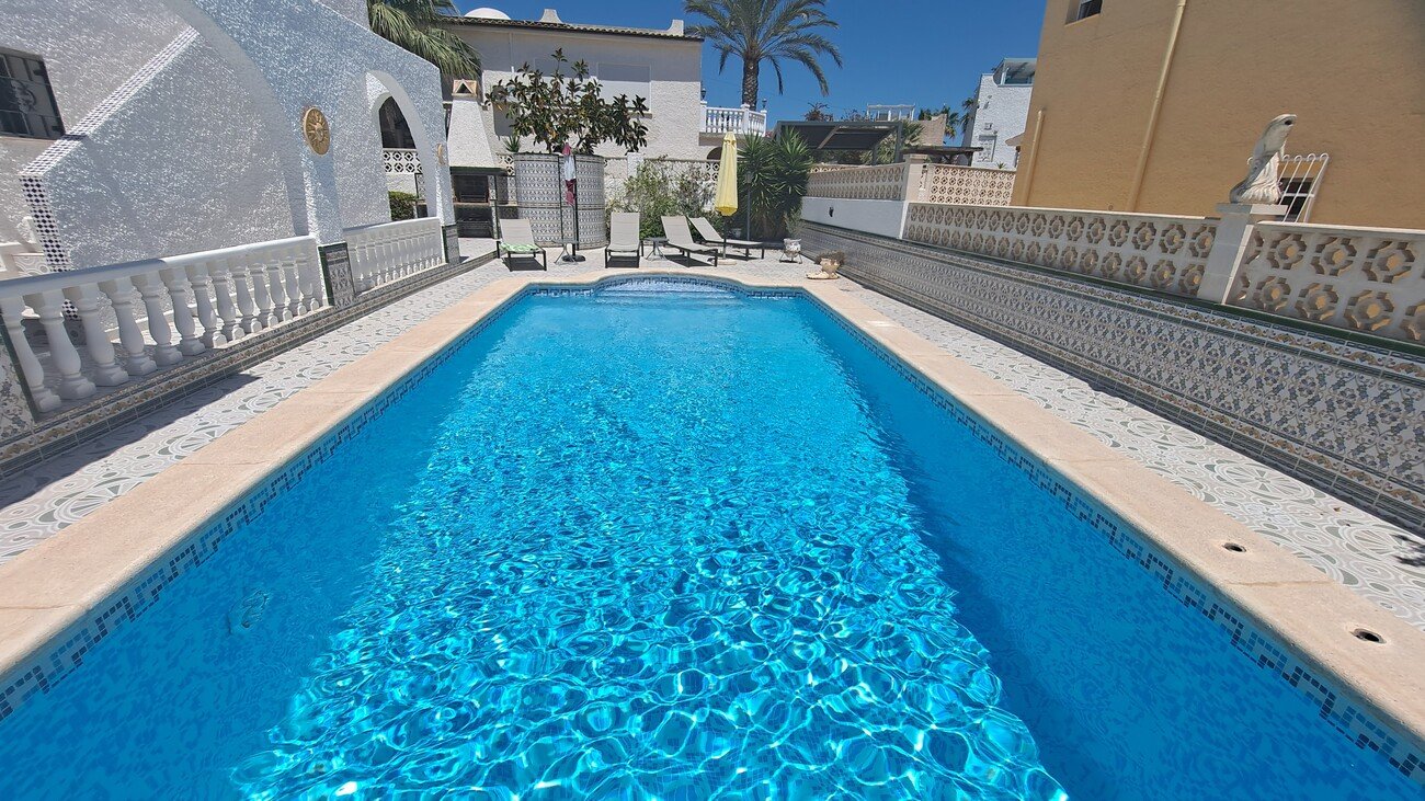 This charming south-west facing, detached villa, sits on a 437 m² plot and boasts a large private swimming pool, along with generous outdoor space d