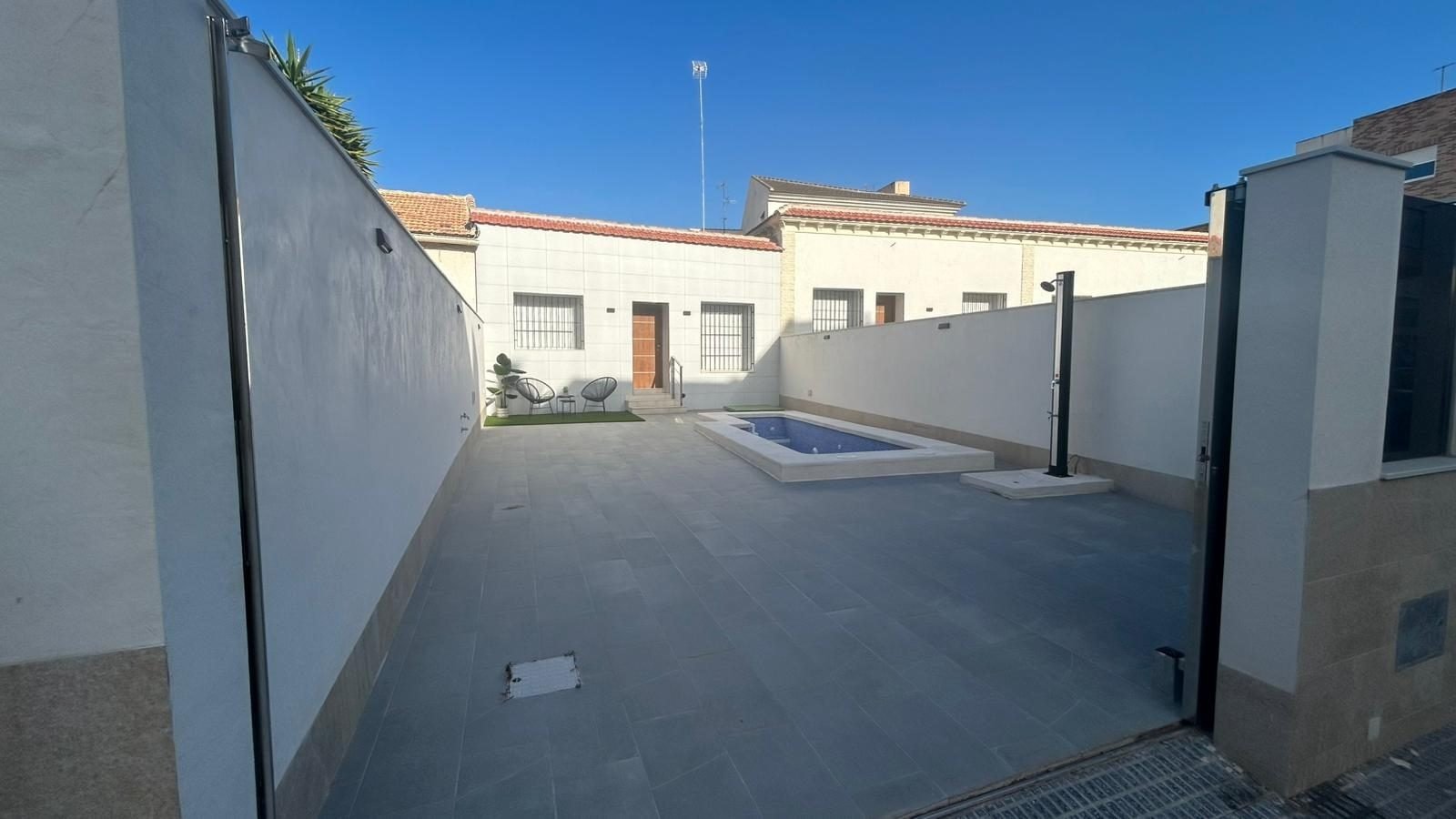 In der charmanten Stadt San Javier gelegen, bietet diese Doppelhaushälfte die perfekte Kombination aus Komfort und Stil. Mit einem durchdachten Grund