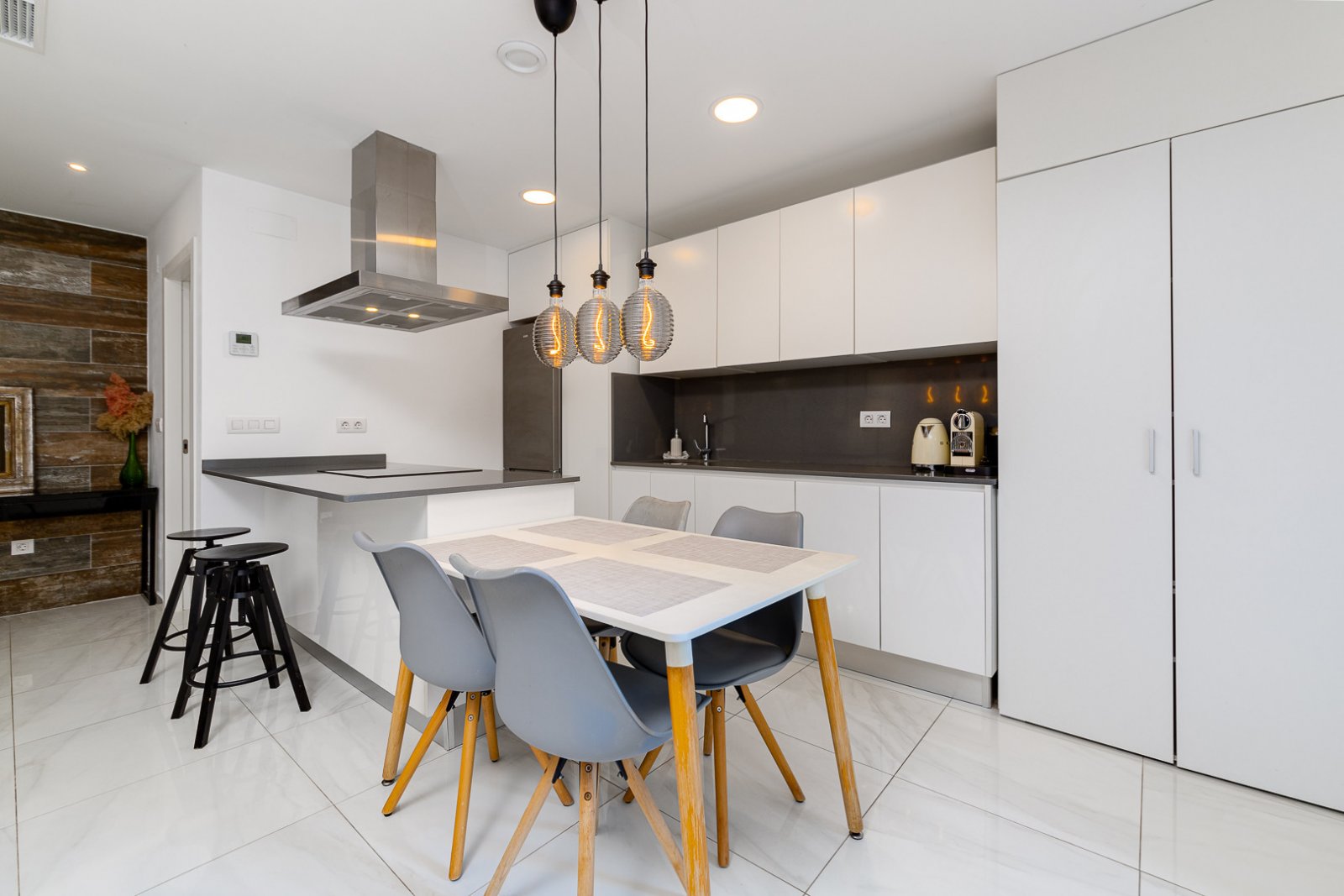 In der begehrten Gegend von Villamartín gelegen, bietet dieses wunderschön präsentierte Triplex-Haus eine außergewöhnliche Kombination aus modernem D