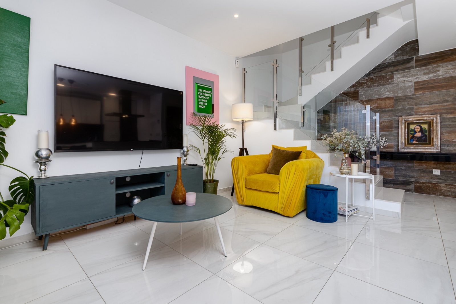 In der begehrten Gegend von Villamartín gelegen, bietet dieses wunderschön präsentierte Triplex-Haus eine außergewöhnliche Kombination aus modernem D