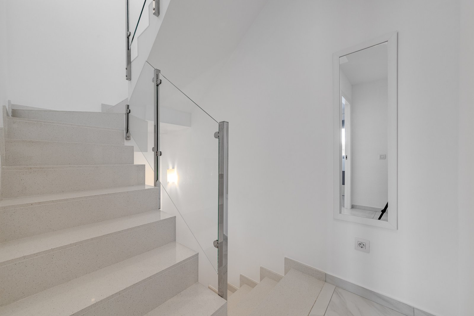 In der begehrten Gegend von Villamartín gelegen, bietet dieses wunderschön präsentierte Triplex-Haus eine außergewöhnliche Kombination aus modernem D