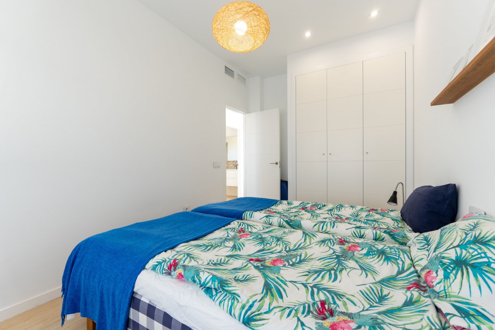 Dieses freistehende Chalet befindet sich in der charmanten Gemeinde San Pedro del Pinatar und bietet eine einzigartige Gelegenheit, das Leben an der