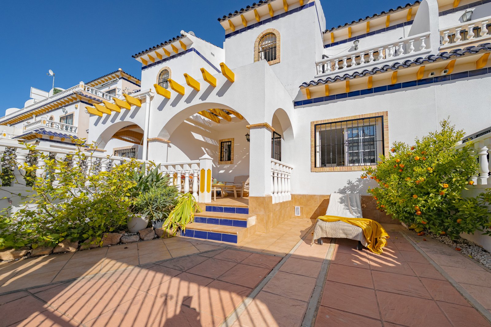 Makelloses Reihenhaus in Las Chismosas, einer idealen Lage zwischen La Florida und Playa Flamenca. Dieses gepflegte Zuhause bietet beim