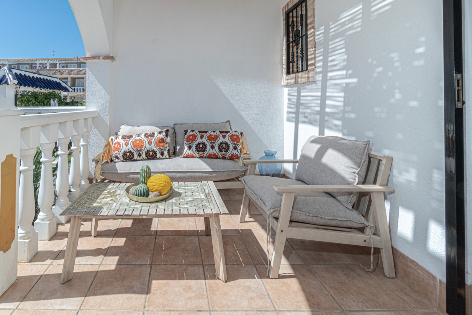 Makelloses Reihenhaus in Las Chismosas, einer idealen Lage zwischen La Florida und Playa Flamenca. Dieses gepflegte Zuhause bietet beim
