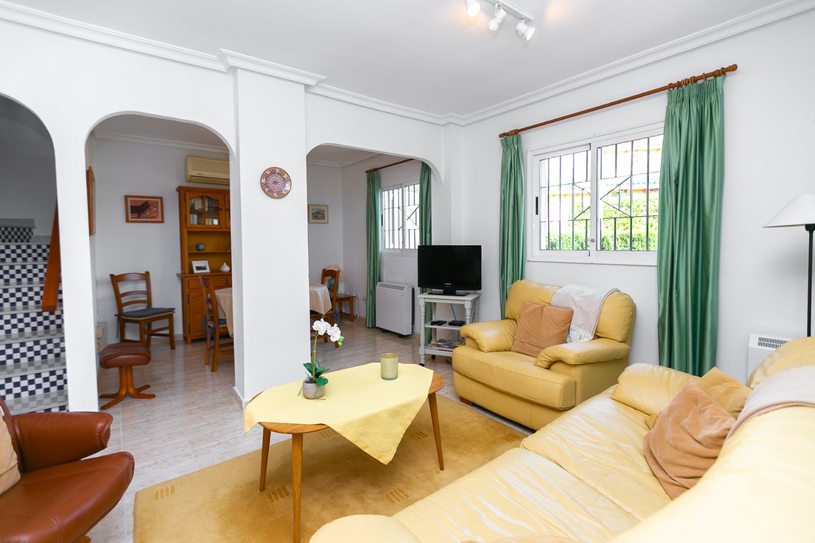 Wir präsentieren Ihnen dieses charmante Quad-Haus mit eigenem Straßenzugang, ideal für alle, die Außenbereich, Komfort und eine hervorragende Lage su