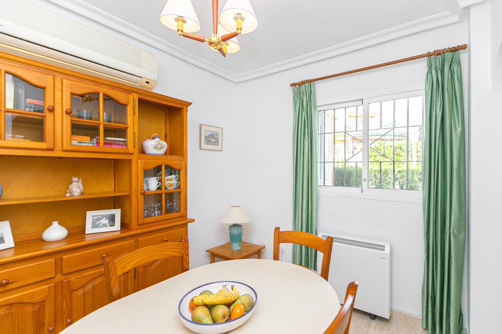 Wir präsentieren Ihnen dieses charmante Quad-Haus mit eigenem Straßenzugang, ideal für alle, die Außenbereich, Komfort und eine hervorragende Lage su