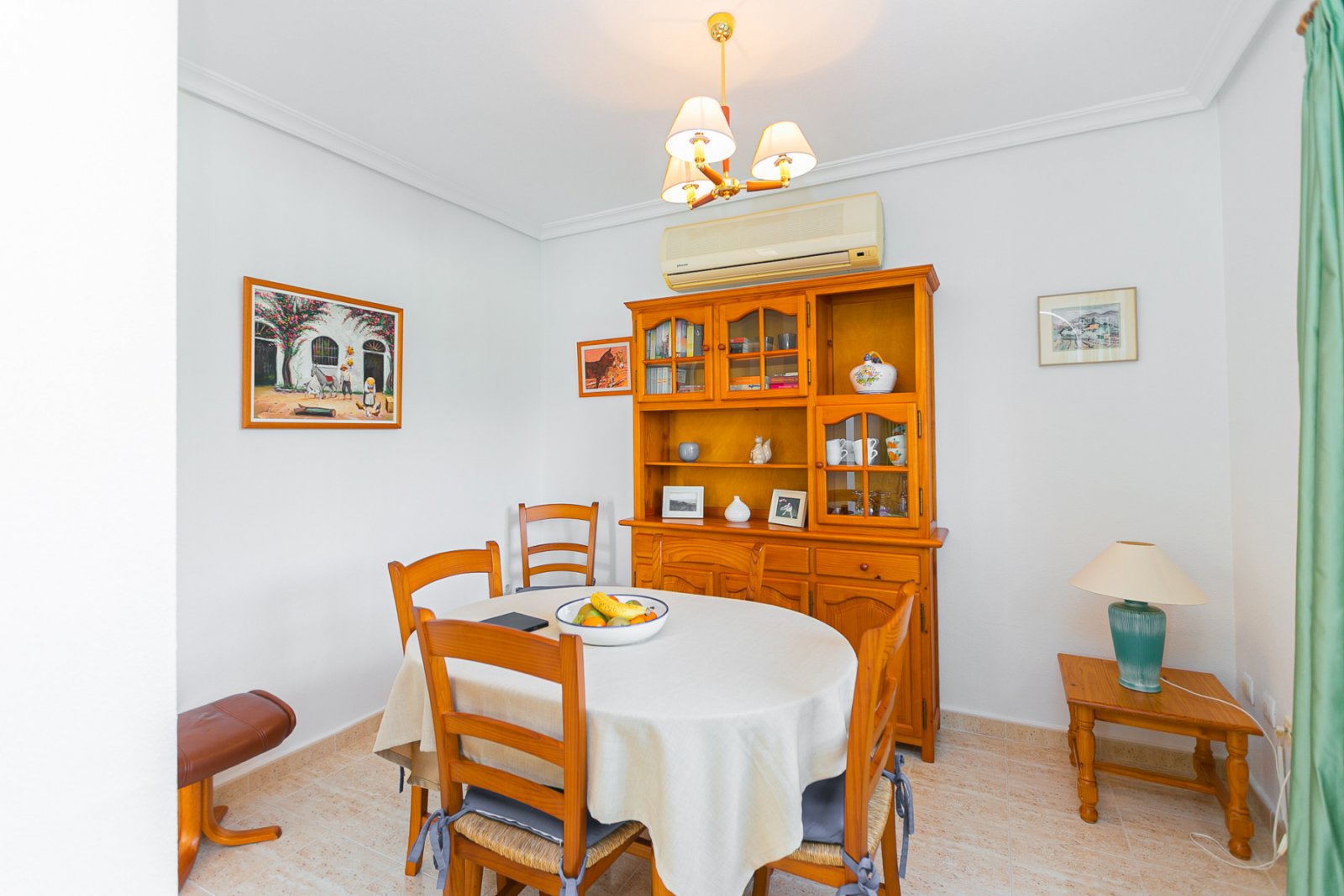 Wir präsentieren Ihnen dieses charmante Quad-Haus mit eigenem Straßenzugang, ideal für alle, die Außenbereich, Komfort und eine hervorragende Lage su