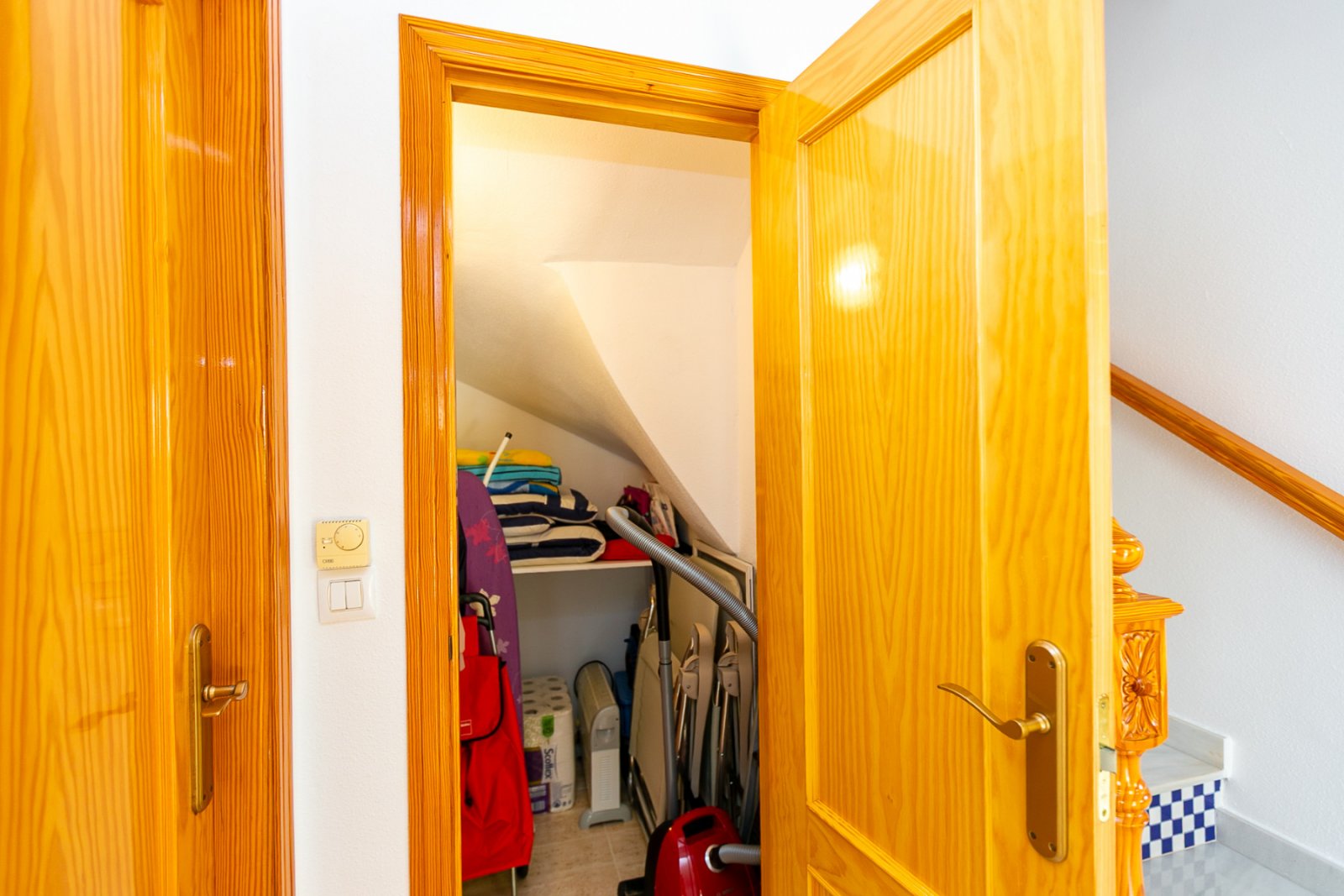 Wir präsentieren Ihnen dieses charmante Quad-Haus mit eigenem Straßenzugang, ideal für alle, die Außenbereich, Komfort und eine hervorragende Lage su