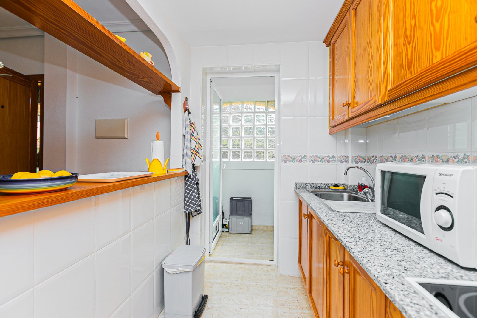 Wir präsentieren Ihnen dieses charmante Quad-Haus mit eigenem Straßenzugang, ideal für alle, die Außenbereich, Komfort und eine hervorragende Lage su