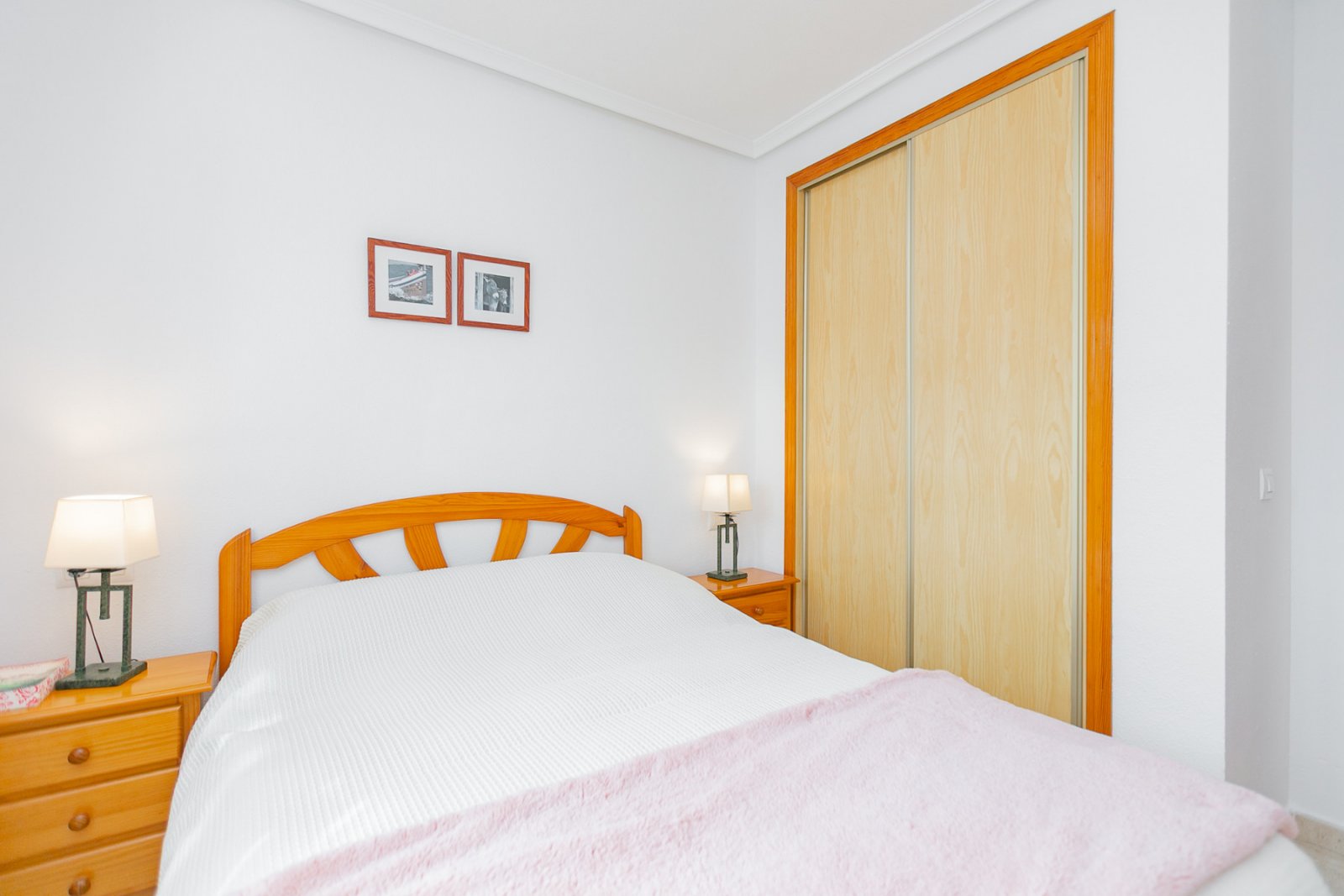Wir präsentieren Ihnen dieses charmante Quad-Haus mit eigenem Straßenzugang, ideal für alle, die Außenbereich, Komfort und eine hervorragende Lage su