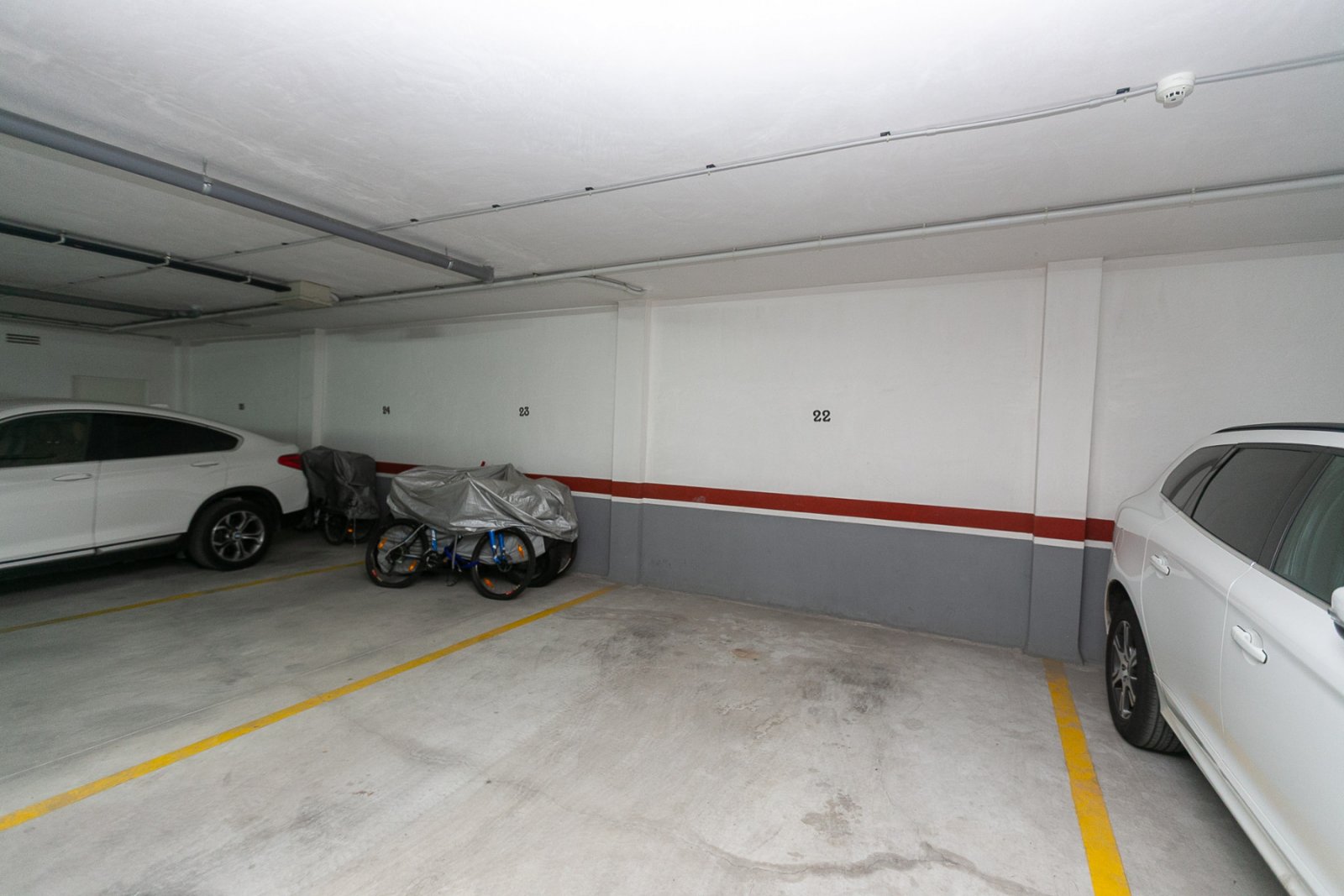 Wir präsentieren Ihnen dieses charmante Quad-Haus mit eigenem Straßenzugang, ideal für alle, die Außenbereich, Komfort und eine hervorragende Lage su