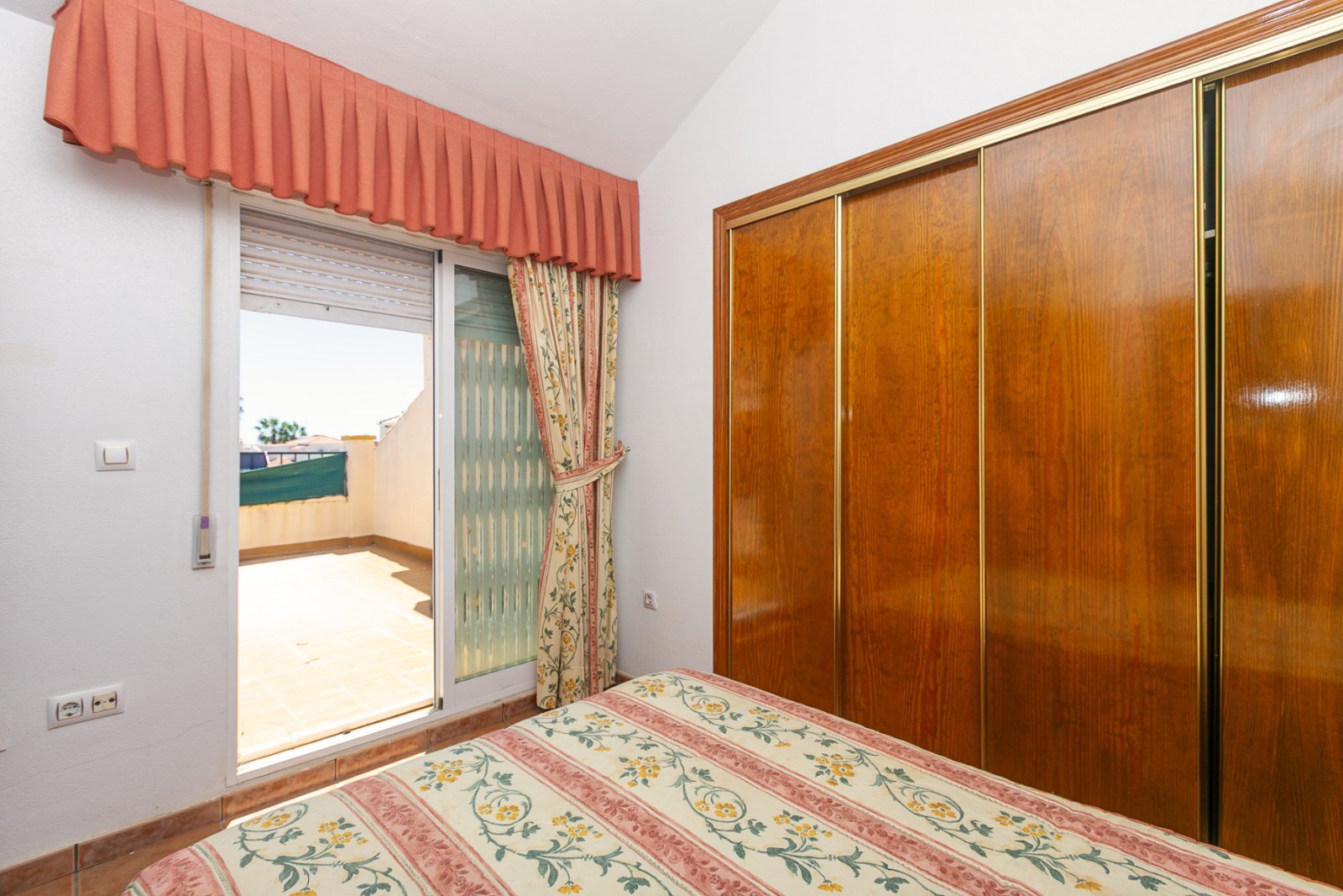 Zum Verkauf steht ein charmantes Reihenhaus in La Zenia innerhalb einer exklusiven geschlossenen Wohnanlage mit Gemeinschaftspool, bestehend aus nur