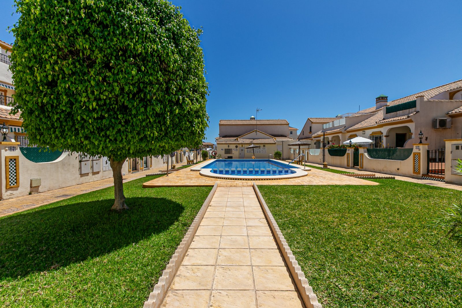 Zum Verkauf steht ein charmantes Reihenhaus in La Zenia innerhalb einer exklusiven geschlossenen Wohnanlage mit Gemeinschaftspool, bestehend aus nur