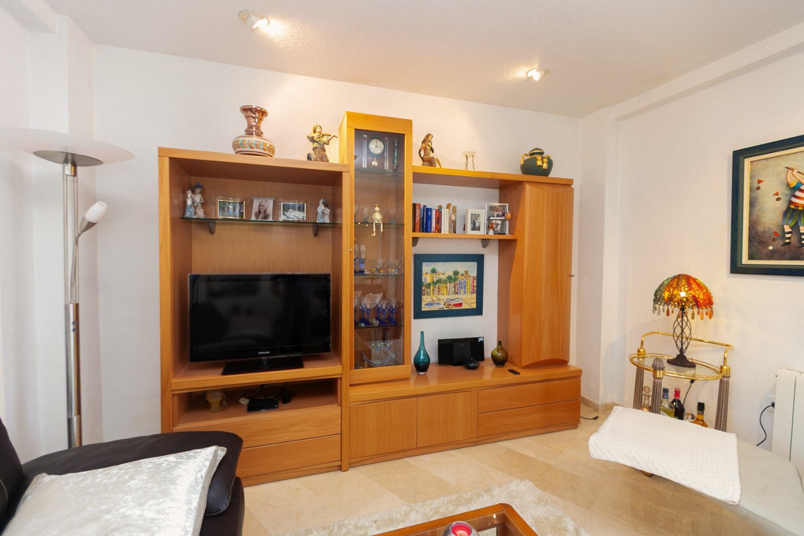 Wir präsentieren Ihnen diese wunderschöne freistehende Villa in der renommierten Urbanisation La Rioja in Villamartín, Orihuela Costa, einer der bege