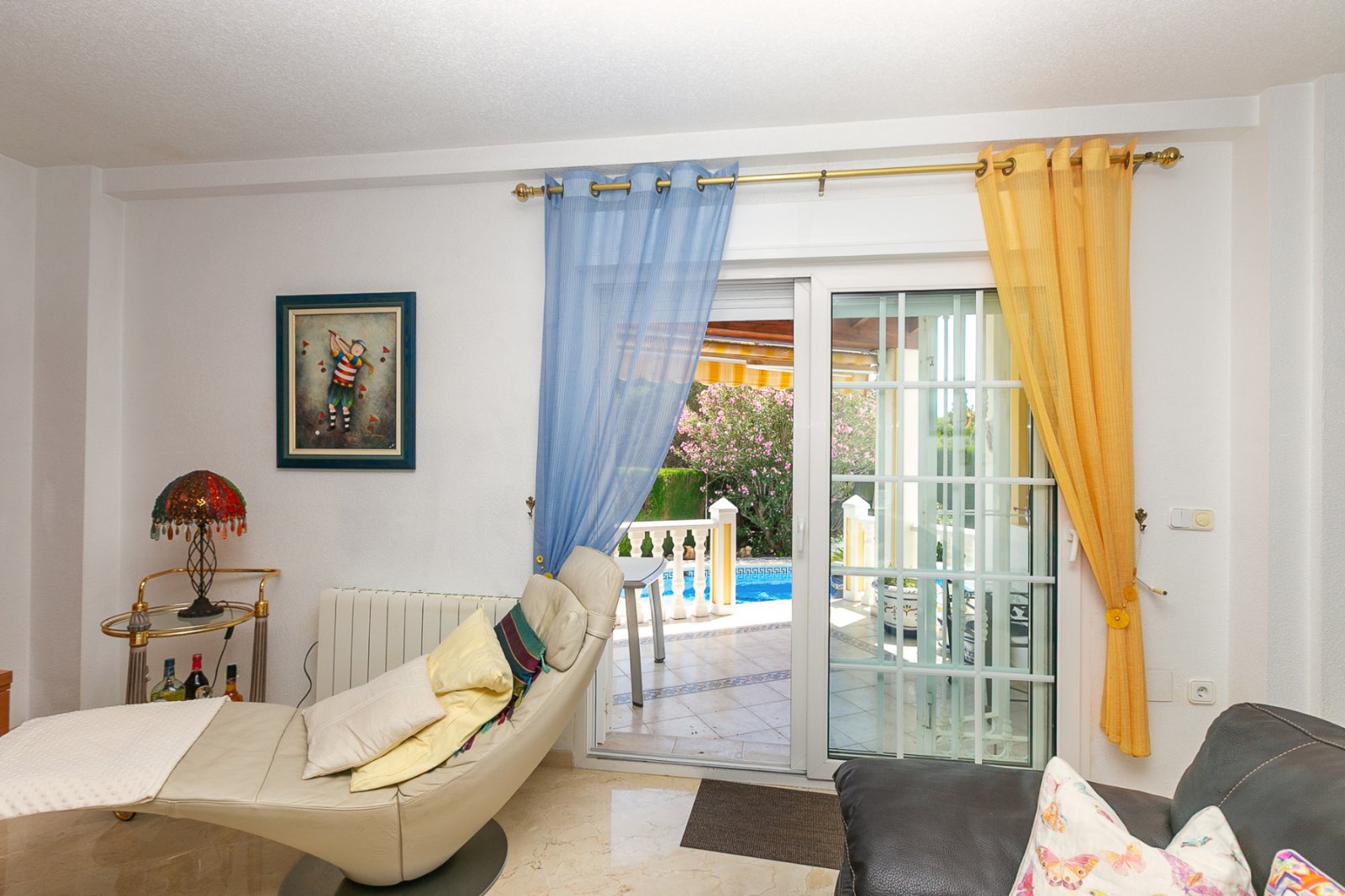 Wir präsentieren Ihnen diese wunderschöne freistehende Villa in der renommierten Urbanisation La Rioja in Villamartín, Orihuela Costa, einer der bege