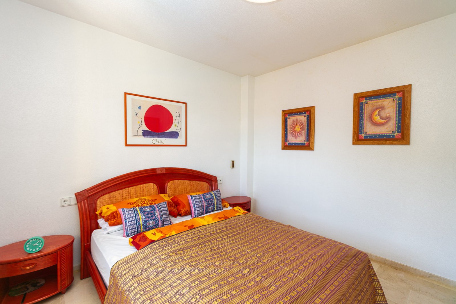 Wir präsentieren Ihnen diese wunderschöne freistehende Villa in der renommierten Urbanisation La Rioja in Villamartín, Orihuela Costa, einer der bege
