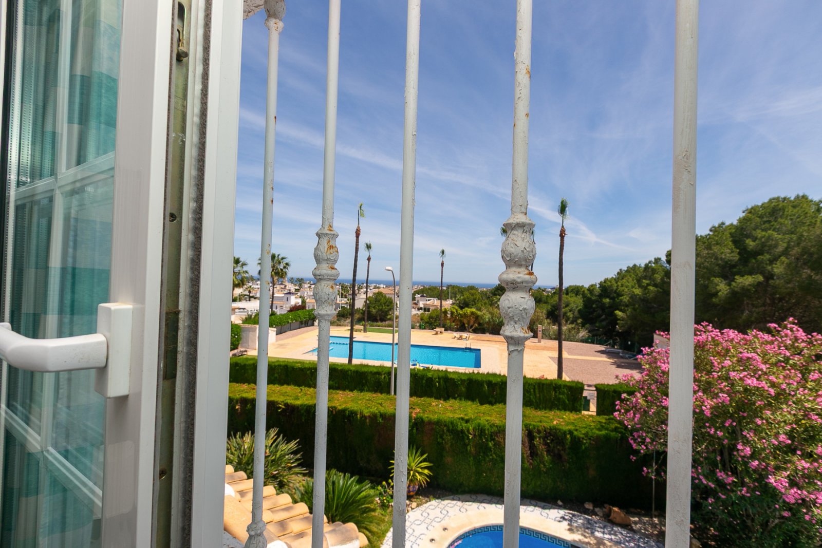 Wir präsentieren Ihnen diese wunderschöne freistehende Villa in der renommierten Urbanisation La Rioja in Villamartín, Orihuela Costa, einer der bege