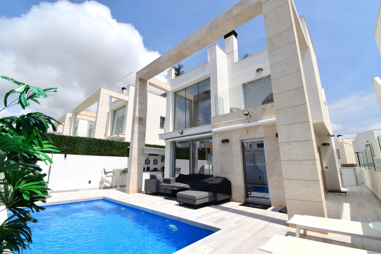 This South Facing, Four Bedroom, Detached Villa in Lomas de Cabo Roig is located within a five-minute walk of a good variety of bars and restaurants