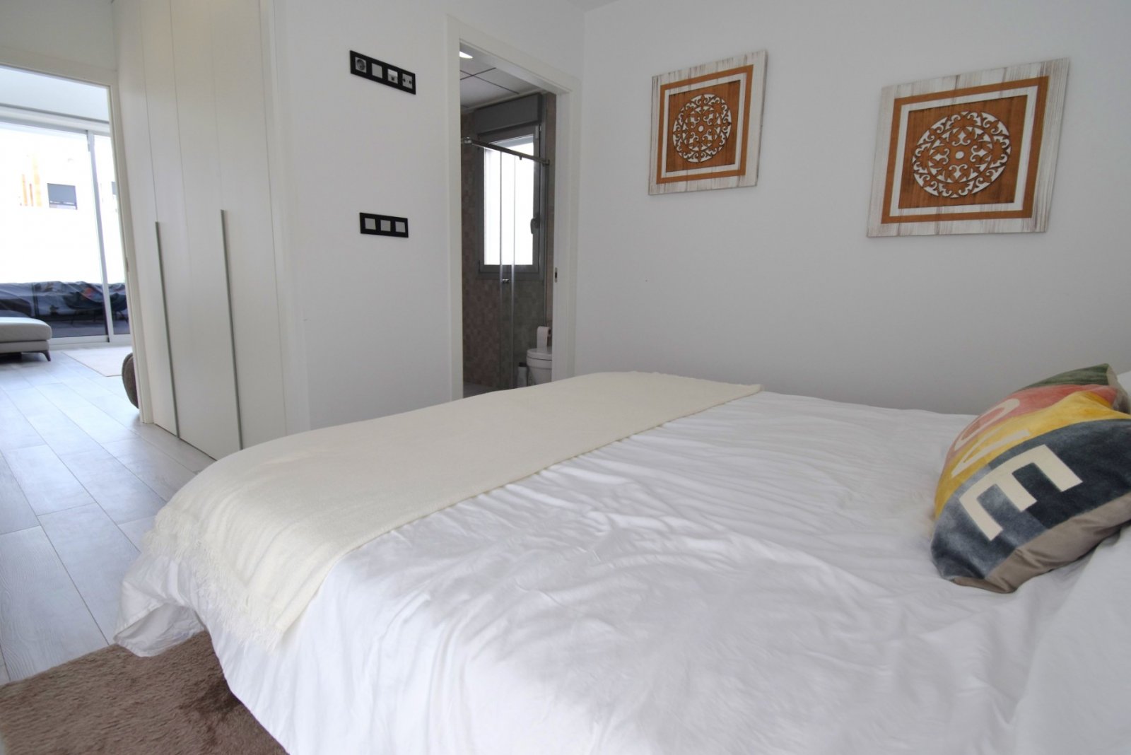 This South Facing, Four Bedroom, Detached Villa in Lomas de Cabo Roig is located within a five-minute walk of a good variety of bars and restaurants