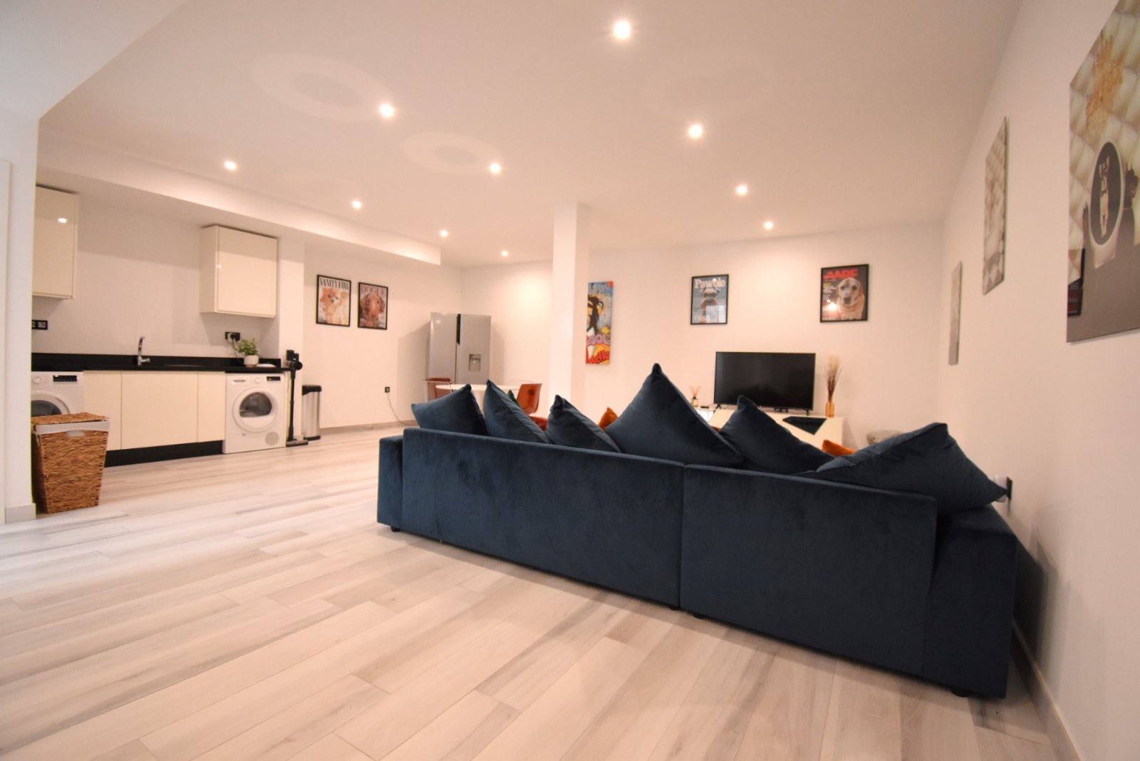 This South Facing, Four Bedroom, Detached Villa in Lomas de Cabo Roig is located within a five-minute walk of a good variety of bars and restaurants