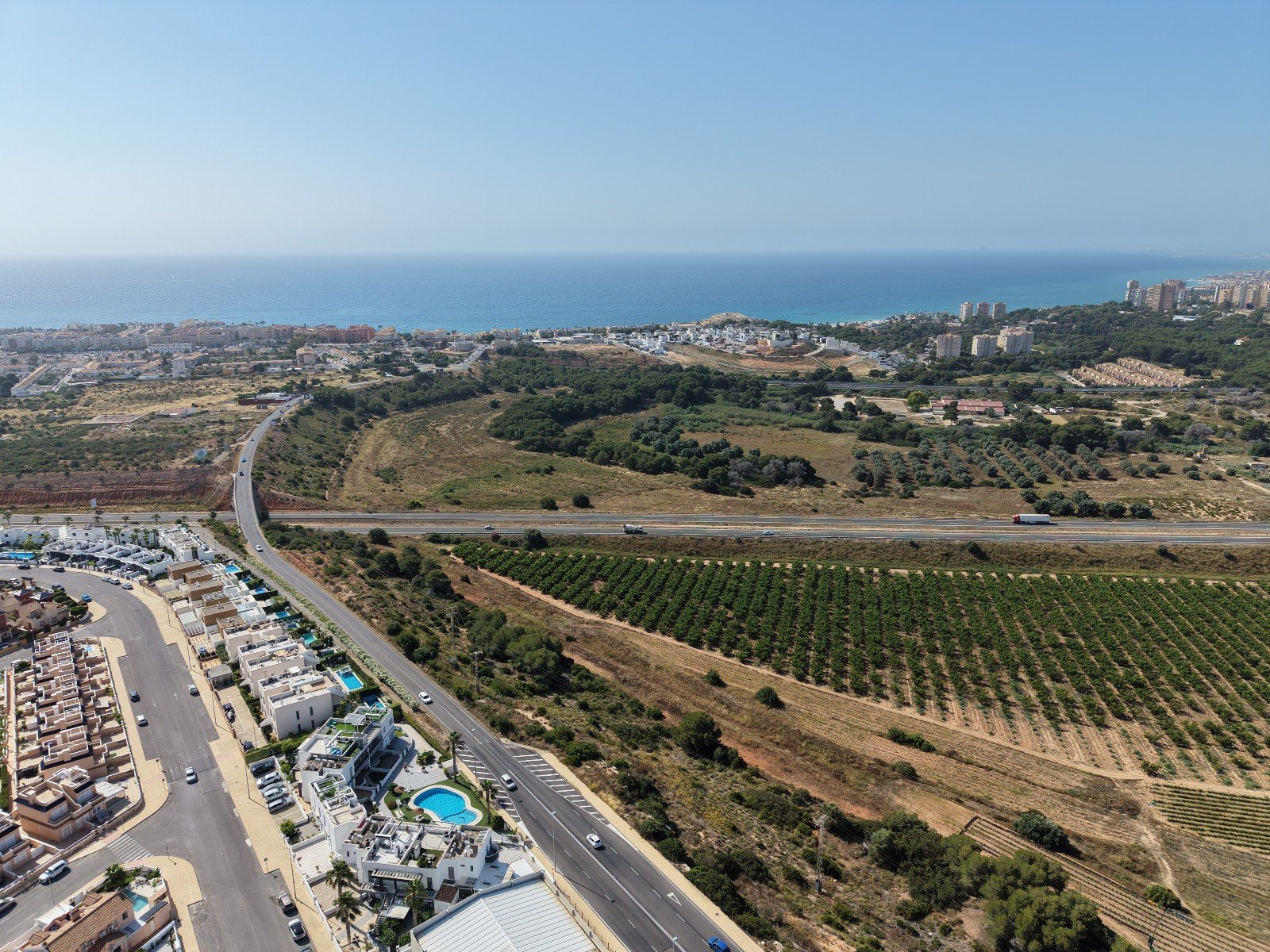 This South Facing, Four Bedroom, Detached Villa in Lomas de Cabo Roig is located within a five-minute walk of a good variety of bars and restaurants