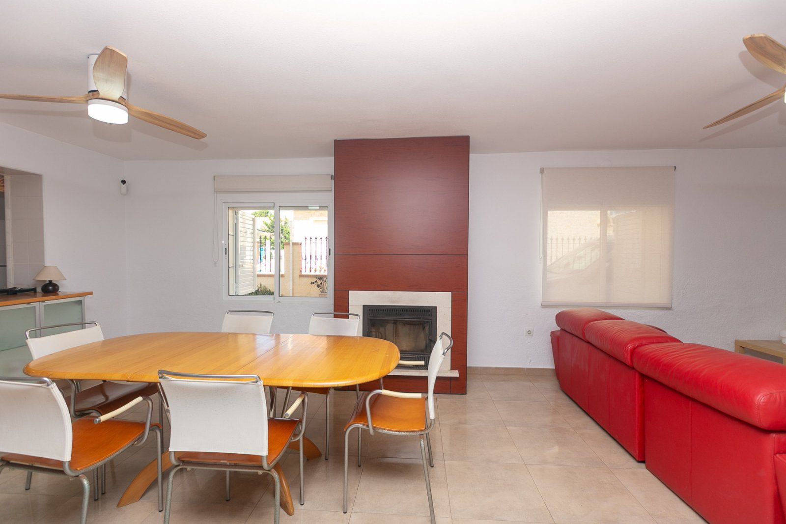 In einer der exklusivsten und begehrtesten Lagen der Orihuela Costa gelegen, befindet sich diese fantastische freistehende Villa nur 47 Meter vom Str