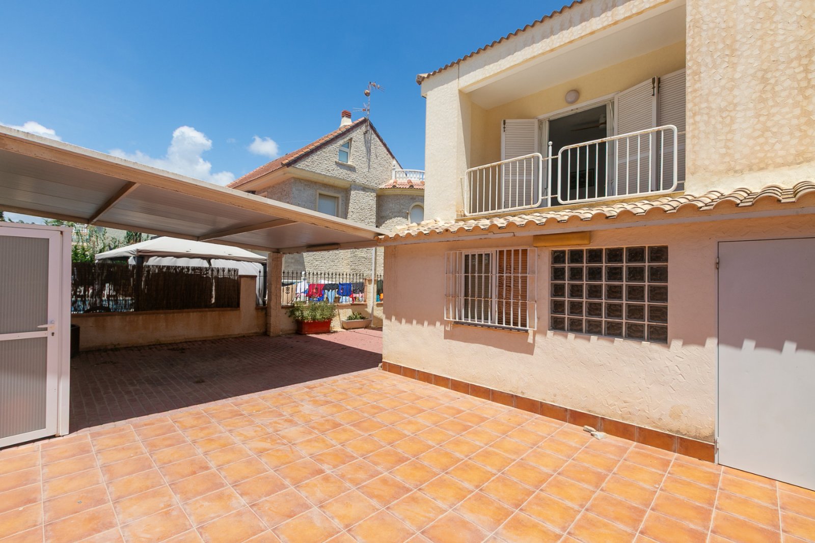 In einer der exklusivsten und begehrtesten Lagen der Orihuela Costa gelegen, befindet sich diese fantastische freistehende Villa nur 47 Meter vom Str