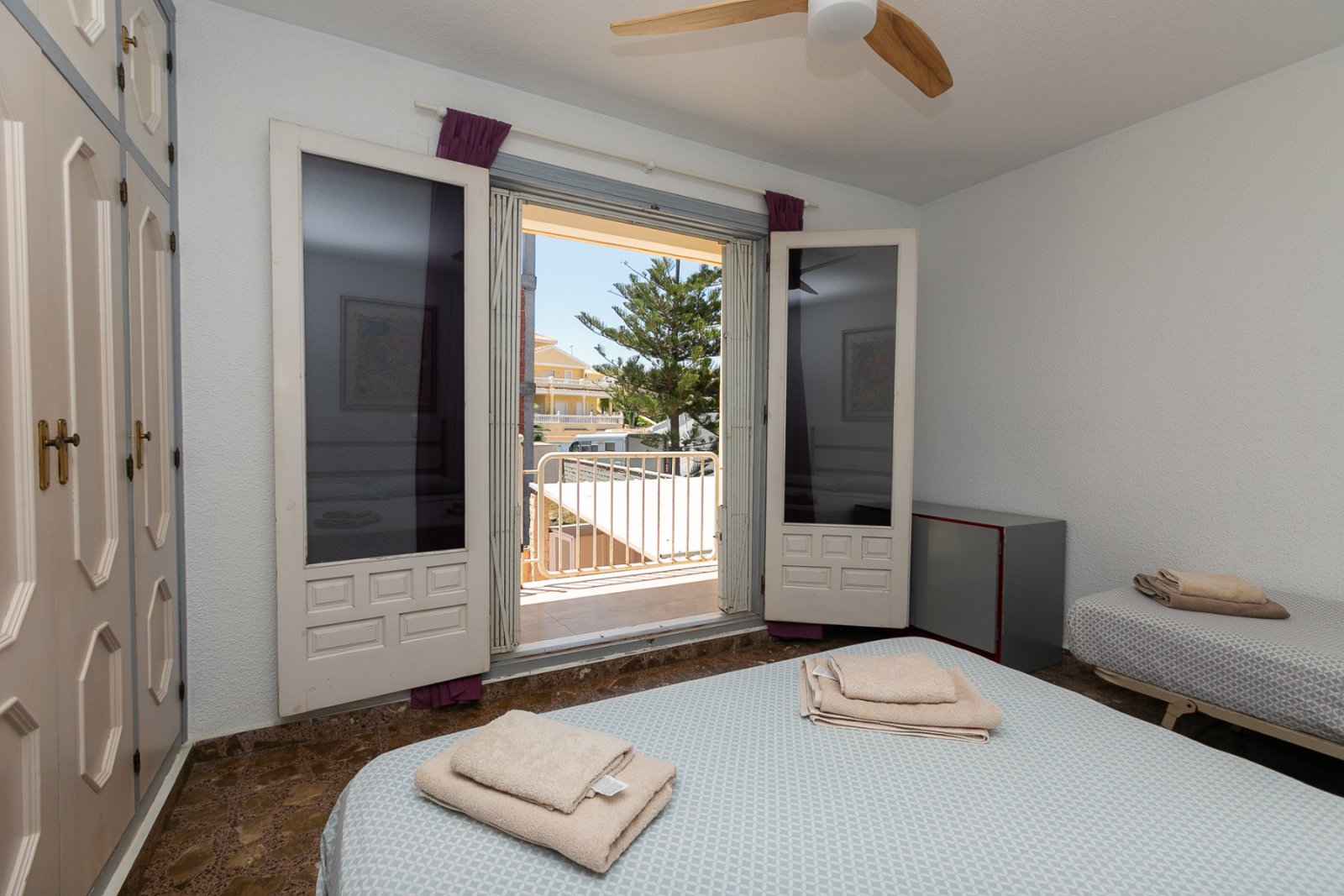 In einer der exklusivsten und begehrtesten Lagen der Orihuela Costa gelegen, befindet sich diese fantastische freistehende Villa nur 47 Meter vom Str