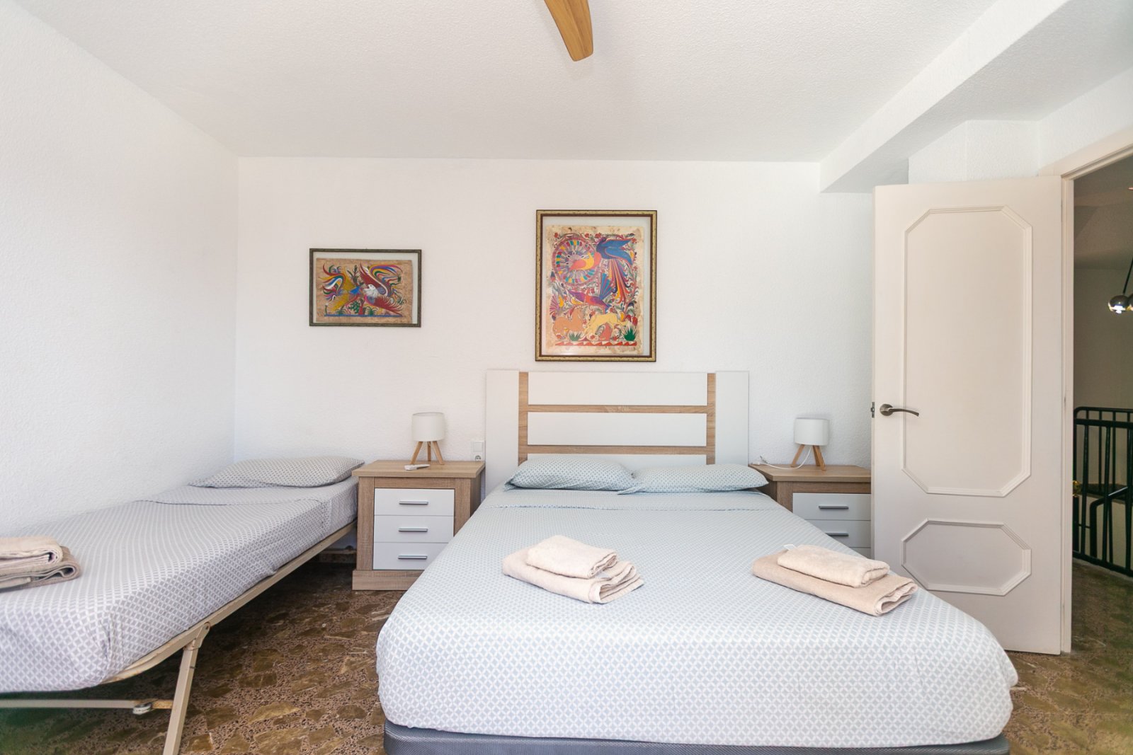 In einer der exklusivsten und begehrtesten Lagen der Orihuela Costa gelegen, befindet sich diese fantastische freistehende Villa nur 47 Meter vom Str
