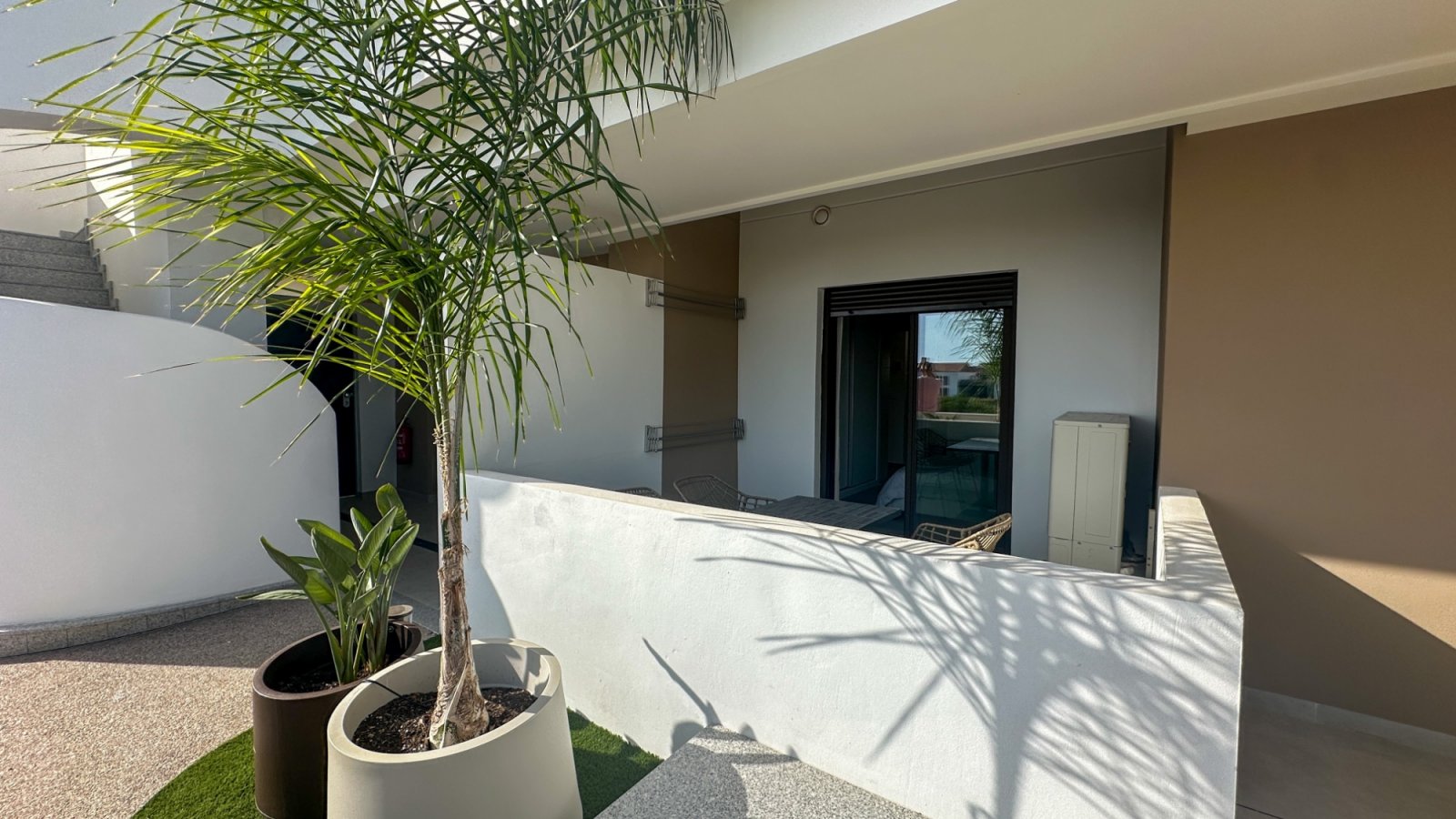 Moderne Erdgeschosswohnung in Playa Flamenca, Orihuela Costa, die komfortables und praktisches Wohnen in Meeresnähe bietet. Die Immobilie verfügt übe
