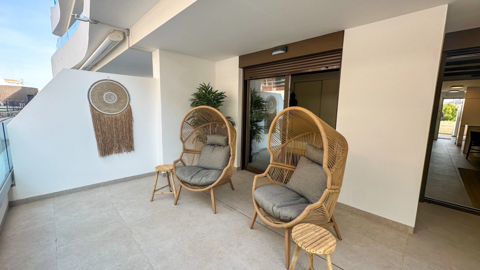 Moderne Erdgeschosswohnung in Playa Flamenca, Orihuela Costa, die komfortables und praktisches Wohnen in Meeresnähe bietet. Die Immobilie verfügt übe