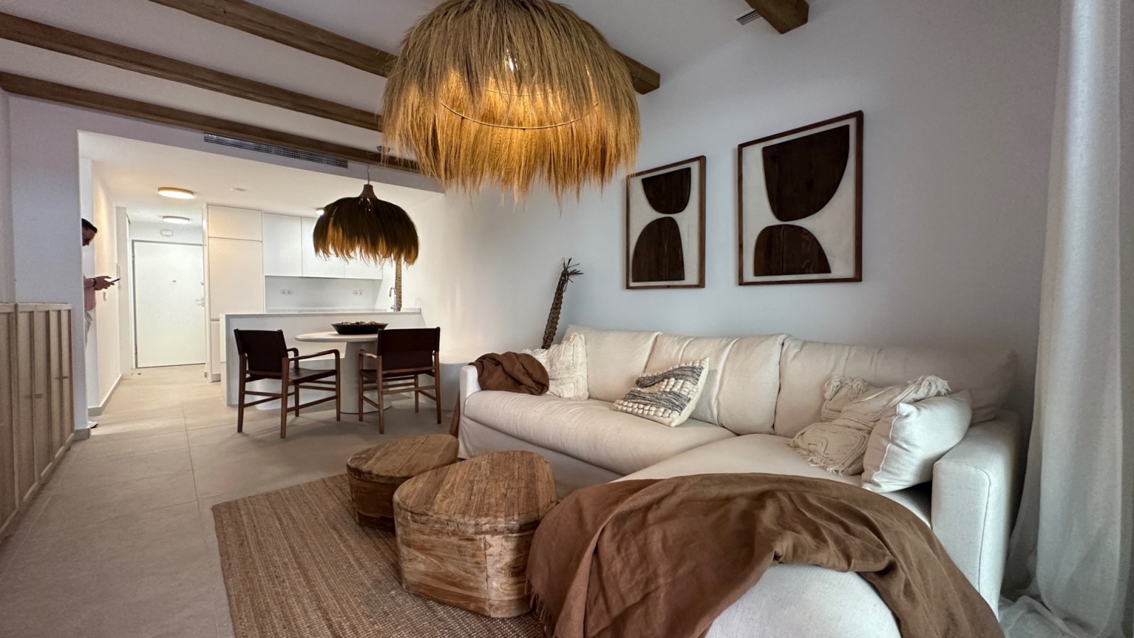 Moderne Erdgeschosswohnung in Playa Flamenca, Orihuela Costa, die komfortables und praktisches Wohnen in Meeresnähe bietet. Die Immobilie verfügt übe