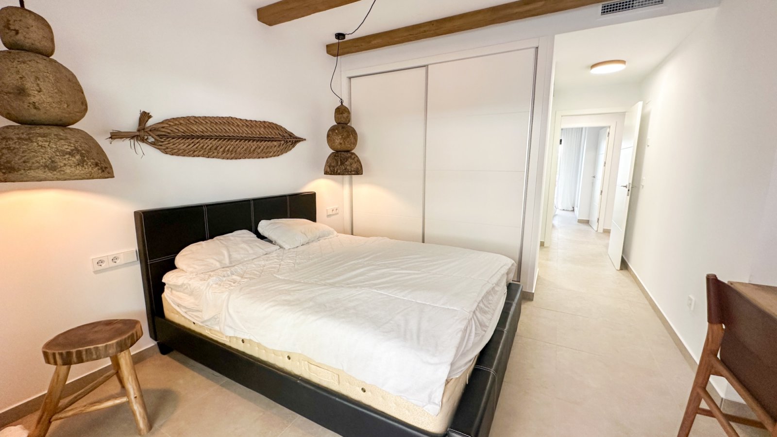Moderne Erdgeschosswohnung in Playa Flamenca, Orihuela Costa, die komfortables und praktisches Wohnen in Meeresnähe bietet. Die Immobilie verfügt übe