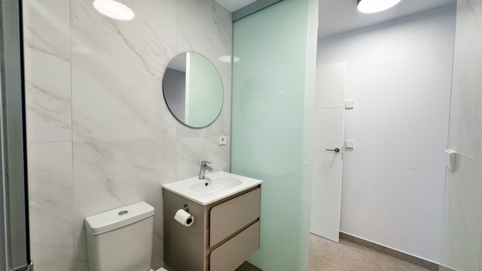 Moderne Erdgeschosswohnung in Playa Flamenca, Orihuela Costa, die komfortables und praktisches Wohnen in Meeresnähe bietet. Die Immobilie verfügt übe